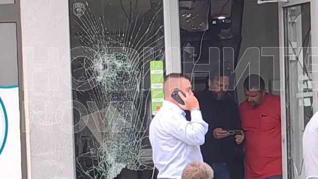Разбиха стъкло в банков клон в София и проникнаха в два банкомата
