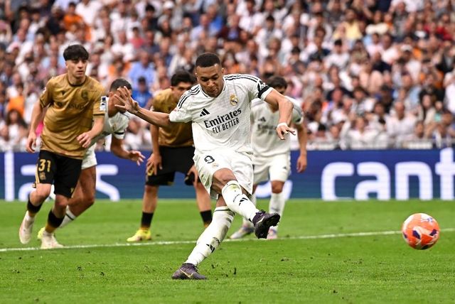 El Bernabéu pide el penalti para Modric pero la Bota de Oro de Mbappé manda