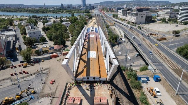 Helyére került a vasúti híd a Soroksári út felett