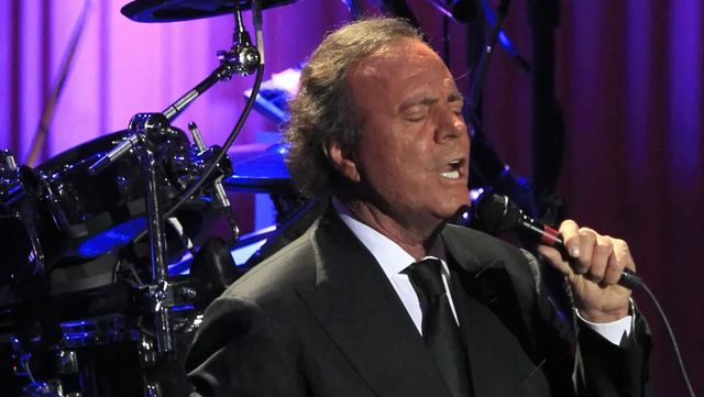 Julio Iglesias desmiente su retirada de la música con un airado comunicado