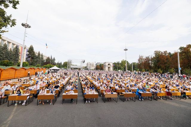 La Chișinău s-a desfășurat Marea Dictare Națională – Peste 1800 de persoane au participat la evenimentul din Piața Marii Adunări Naționale