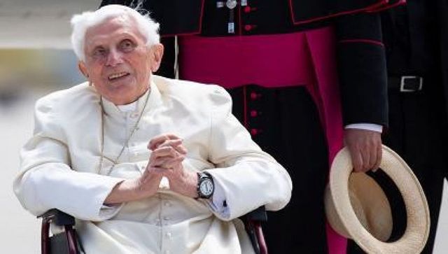 Germania, Ratzinger risponde alle accuse di silenzio sui preti pedofili: “Chiedo perdono alle vittime, ma non sono un bugiardo”