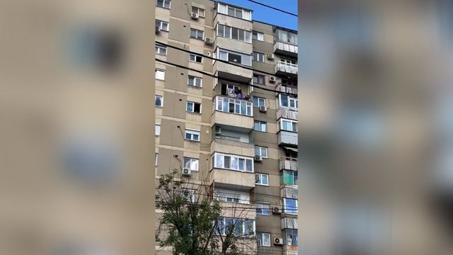 Balconul unui bloc din Sectorul 4, prăbușit de la etajul 7 peste o mașină