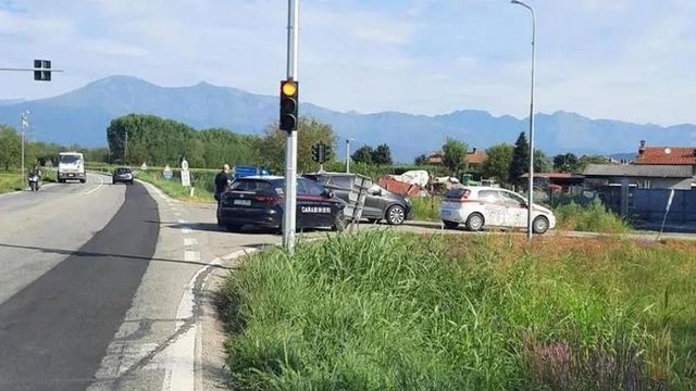 Scontro auto-monopattino nel Torinese, muore ragazza di 18 anni