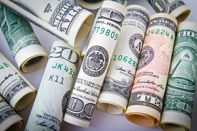 Curs valutar, 27 mai 2026: dolarul și euro valorează cu un ban mai puțin decât ieri