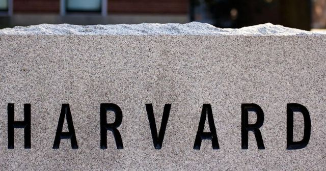 Donald Trump cere daune de un miliard de dolari de la Universitatea Harvard