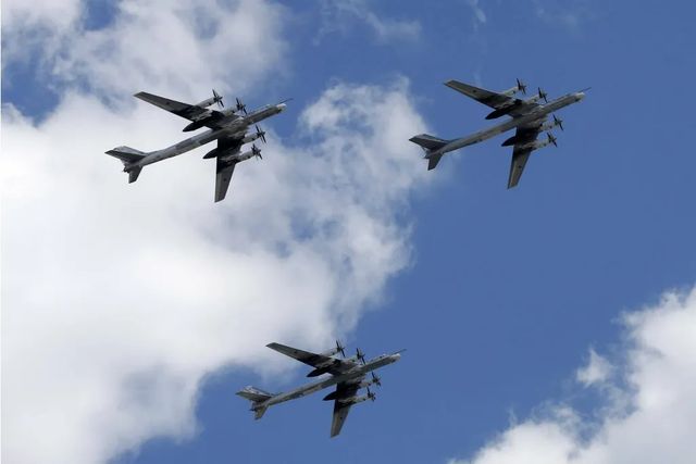 Bombardieri russi Tu-95 sorvolano il Mare di Barents e di Norvegia, seguiti da caccia Nato