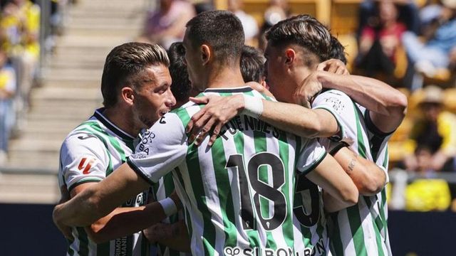 El Córdoba CF resucita en Cádiz y pone fin a su caída con un triunfo vital