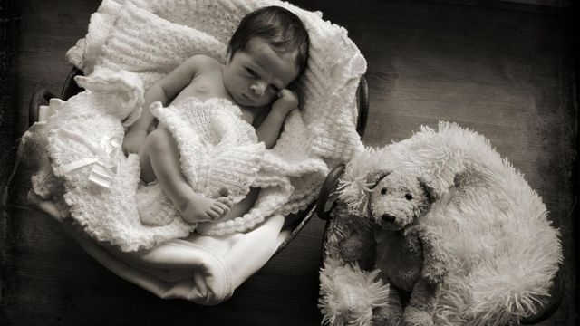 Primul copil nascut, intr-un sat, dupa 30 de ani. Bebelusul a devenit vedeta locala