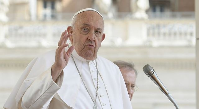 Papa Francesco a porte chiuse: «Il chiacchiericcio è roba da donne, noi abbiamo i pantaloni»