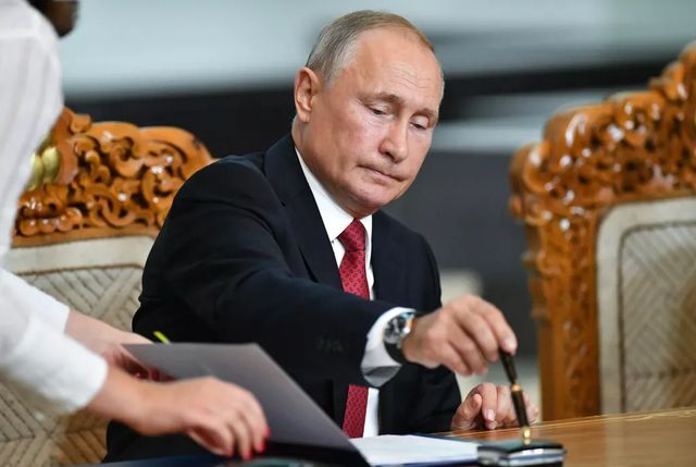 Vladimir Putin aprobă confiscarea activelor americane pentru a compensa daunele provocate de sancțiuni