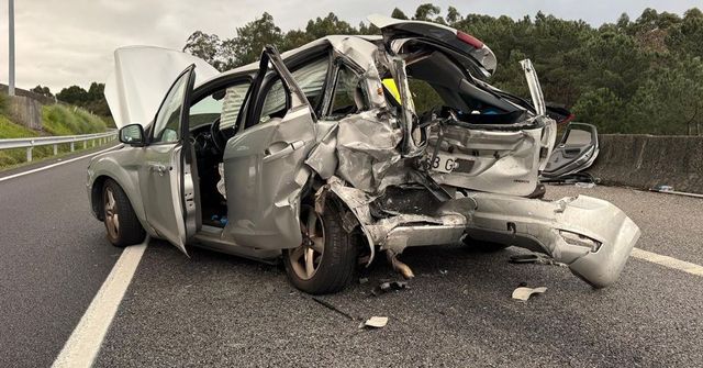 Un muerto y tres heridos en un accidente entre una furgoneta y un turismo en Pontevedra