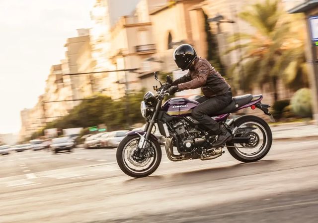 Nueva Kawasaki Z900 RS 2026, la versión retro de la Z900 recibe más potencia y electrónica