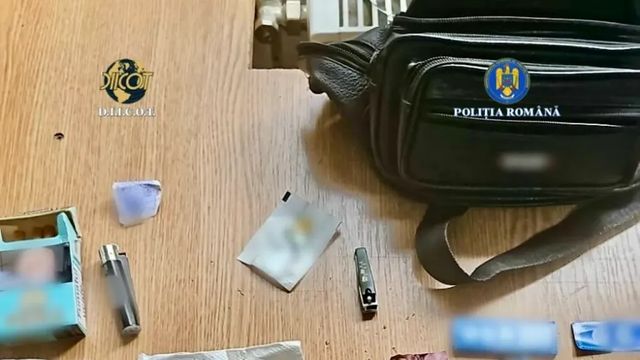 Tânăr prins de polițiști în timp ce încerca să vândă droguri elevilor unui liceu