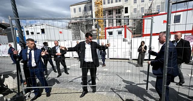 Fotókon Magyar Péterék kordonbontása a Karmelitánál