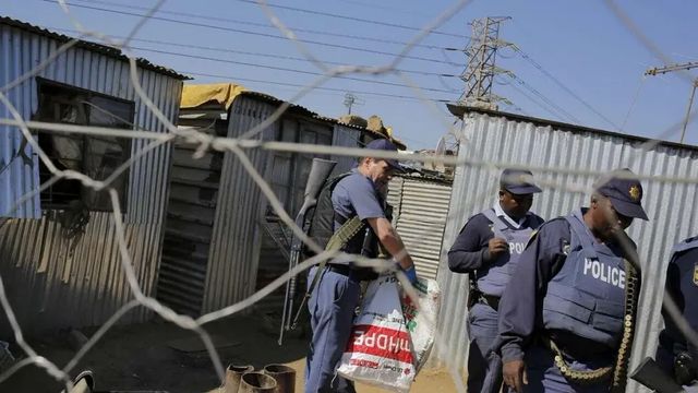 Uomini armati uccidono 10 persone in una sparatoria in Sudafrica