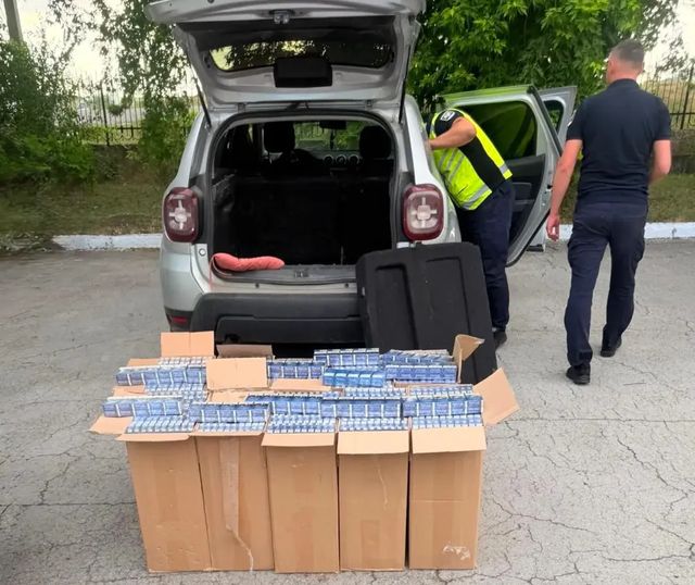 Peste 100.000 de țigarete fără acte, depistate într-o mașină lângă Comrat