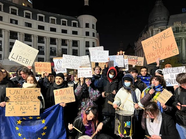 Manifestații în Piața Victoriei și Piața Universității