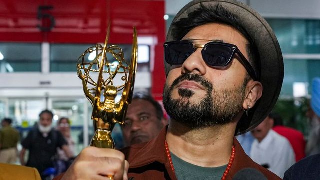 Emmy Award Winner Vir Das Poses With Dishwasher And Trophy To Stay Grounded, Shares Reason Behind It