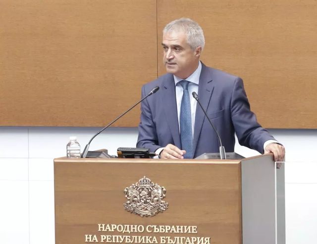 Министър Радев каза къде все още има проблеми с тока
