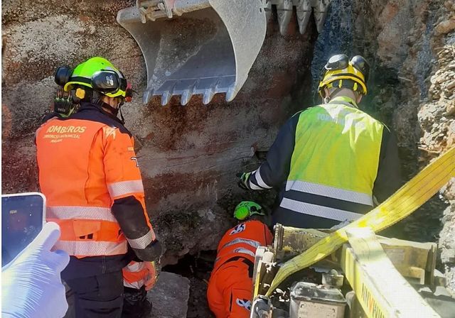 Un obrero muere atrapado tras desplomarse el muro de un tanatorio en Málaga