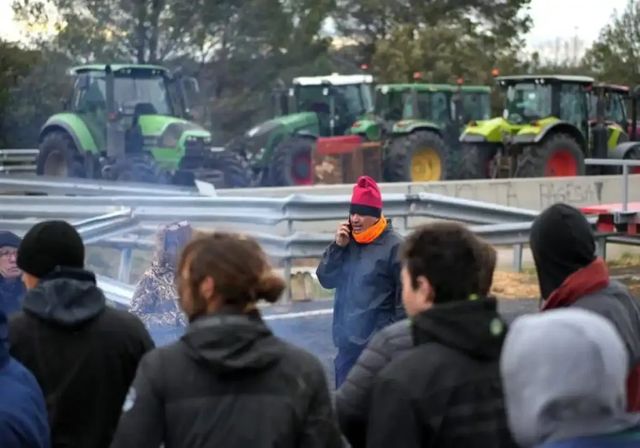 Planas se reúne con los agricultores en su tercer intento para frenar las protestas