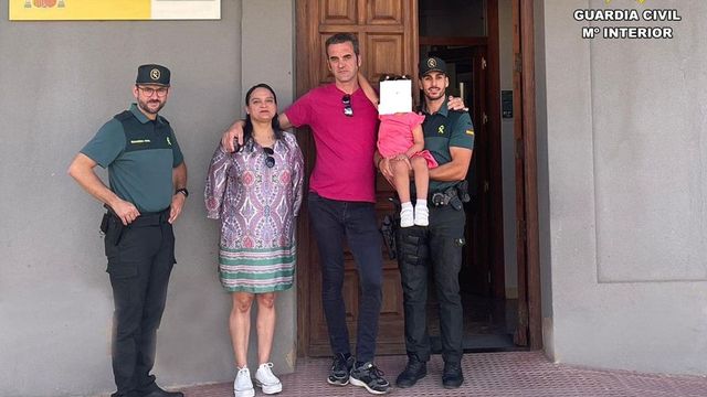 Dos guardias civiles salvan la vida a una niña de 3 años que se asfixiaba con unas uvas