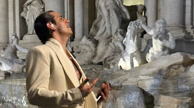 Lo spettacolo a sorpresa di Achille Lauro alla Fontana di Trevi