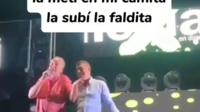 Piden la dimisión del alcalde de un pueblo de Ávila por cantar una canción que “hace apología a la pederastia y violación”