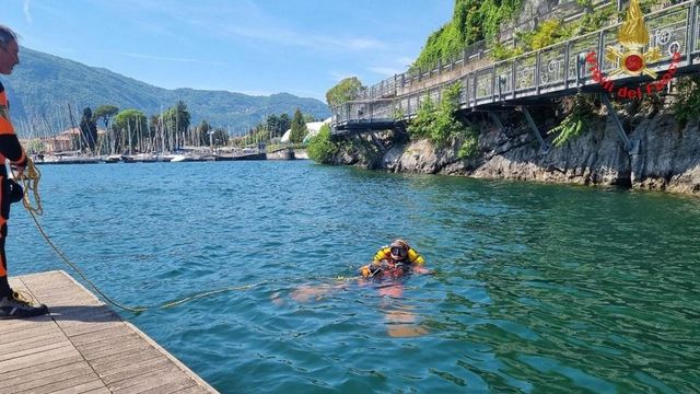 Si tuffa nel lago di Como e non riemerge, morto 15enne