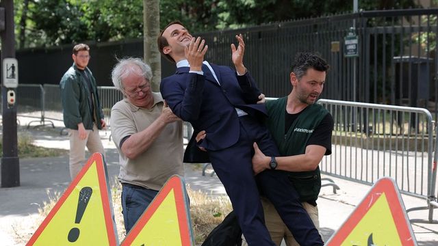 Activists steal wax statue of French President Emmanuel Macron worth 40,000 euros | Watch