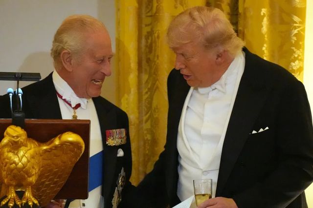 „Fără britanici, ați vorbi franceza”. Regele Charles îi dă replica președintelui american la Casa Albă