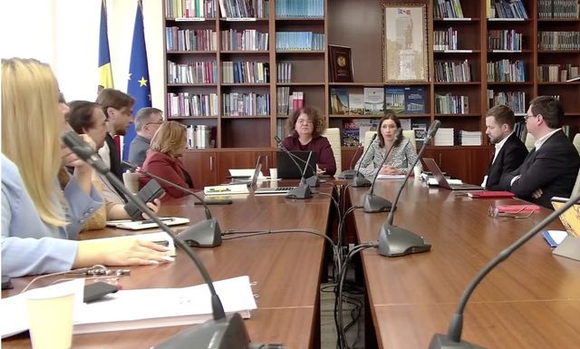 Șefa Consiliului Audiovizualului a refuzat să-i răspundă în rusă unei deputate comuniste, a cerut traducător și a vorbit în engleză