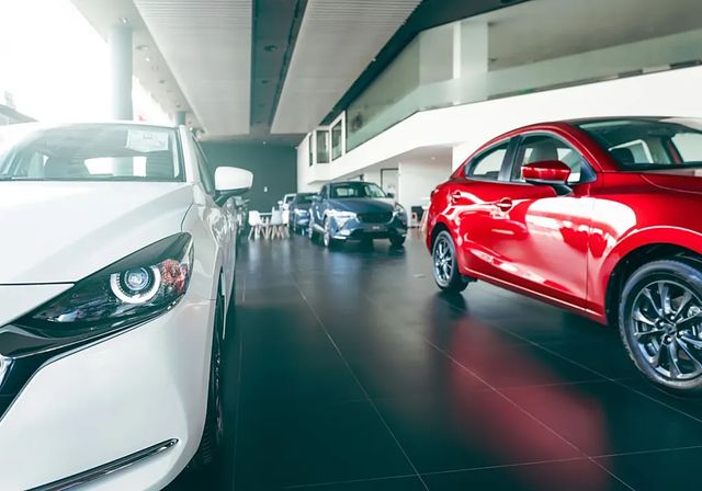 Híbridos y enchufables ganan terreno en la estrategia de los fabricantes para 2026