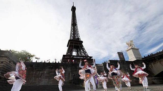 Francia, donne nascoste per accontentare le richieste della delegazione indù: sciopero dei lavoratori della Tour Eiffel