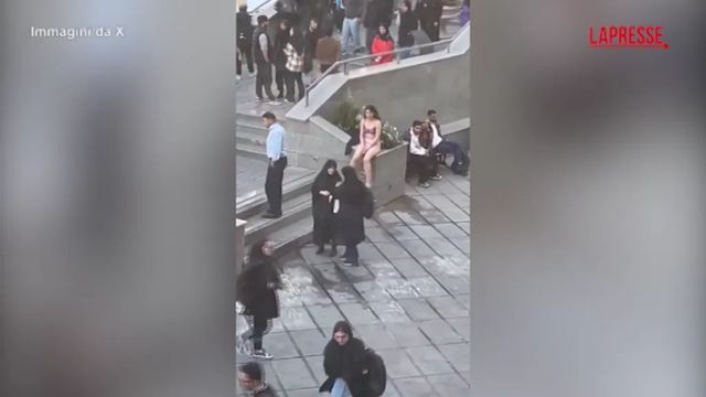 Studentessa iraniana si spoglia per protesta contro la polizia