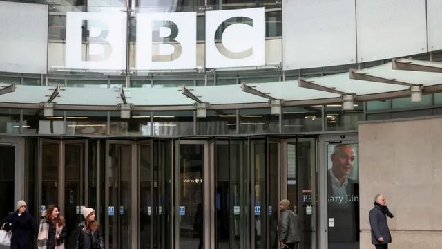 BBC se omluvila Trumpovi za úpravu jeho projevu, čelí ale novému obvinění