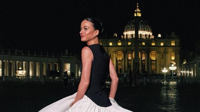 Roma, Katy Perry lancia la carta di credito nella Fontana di Trevi