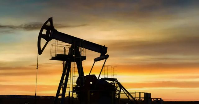 Ropa kvůli Blízkému východu dál zdražuje, Brent je nejvýš od roku 2022