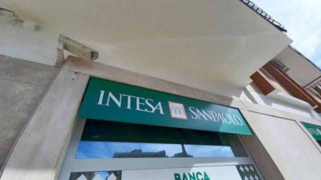 Intesa Sanpaolo down, problemi con la app non risultano accreditati stipendi e pensioni