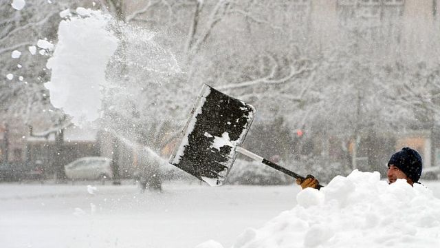 Големи снеговалежи предизвикаха смъртни случаи в Европа