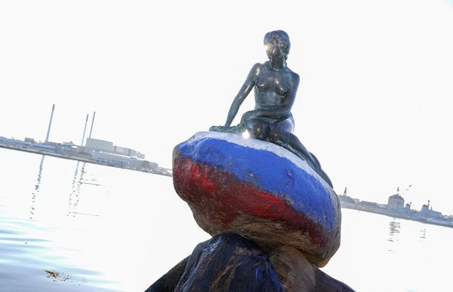 La Sirenetta di Copenaghen è stata vandalizzata con i colori della bandiera russa
