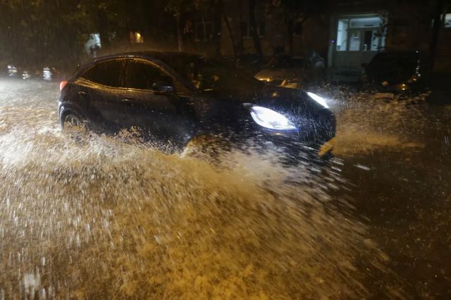 Cod portocaliu de averse torențiale în zone din județele Ialomița, Buzău, Prahova și Ilfov