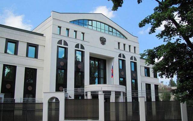 Меrcedes протаранил ворота посольства России в Молдове