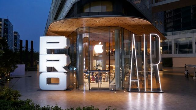 Mumbai queues up for iPhone 17 before sunrise, huge crowd at Bandra Apple store