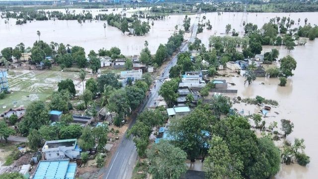 Heavy rainfall causes havoc in Telangana; roads, houses submerged
