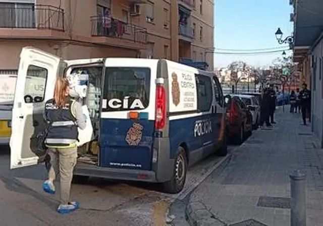 Un crimen en familia en Valencia: el hijo acuchilla, el padre sujeta y la madre golpea con una sartén