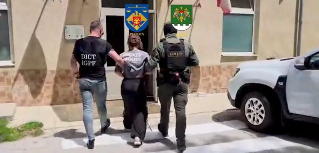 Suspectă într-un dosar de trafic de persoane, extrădată din Grecia în Republica Moldova