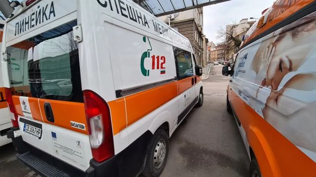 Катастрофа между бус и трактор блокира движението по пътя Пловдив - Карлово