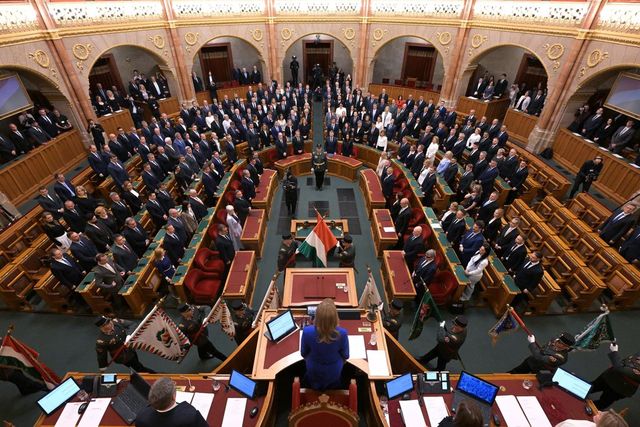 Magyar Péter napirend előtt szól a parlament ülésén